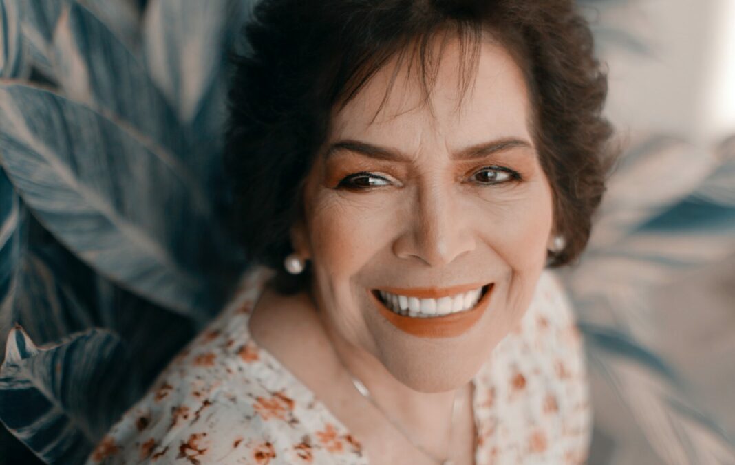 Ein strahlendes Lächeln und ein schönes Dekolleté lassen eine Frau in jedem Alter hinreißend aussehen. Bildquelle: © Luis Machado / Unsplash.com