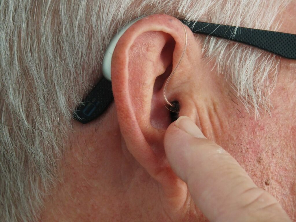 Ein Hörgerät ist heute technisch extrem ausgereift und vor allem kaum noch sichtbar. Bildquelle: © Mark Paton / Unsplash.com