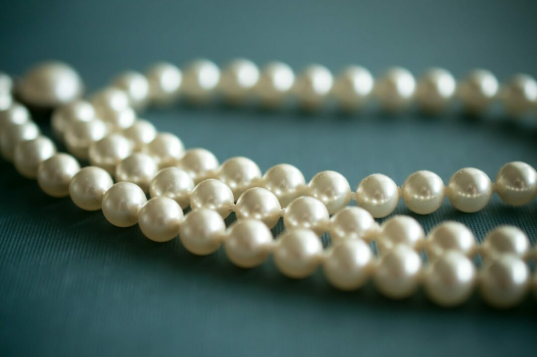 Perlen sind ein wunderschönes und vor allem klassisches Schmuckstück, das in ganz unterscheidlichen Varianten getragen werden kann. Bildquelle: © Tiffany Anthony / Unsplash.com
