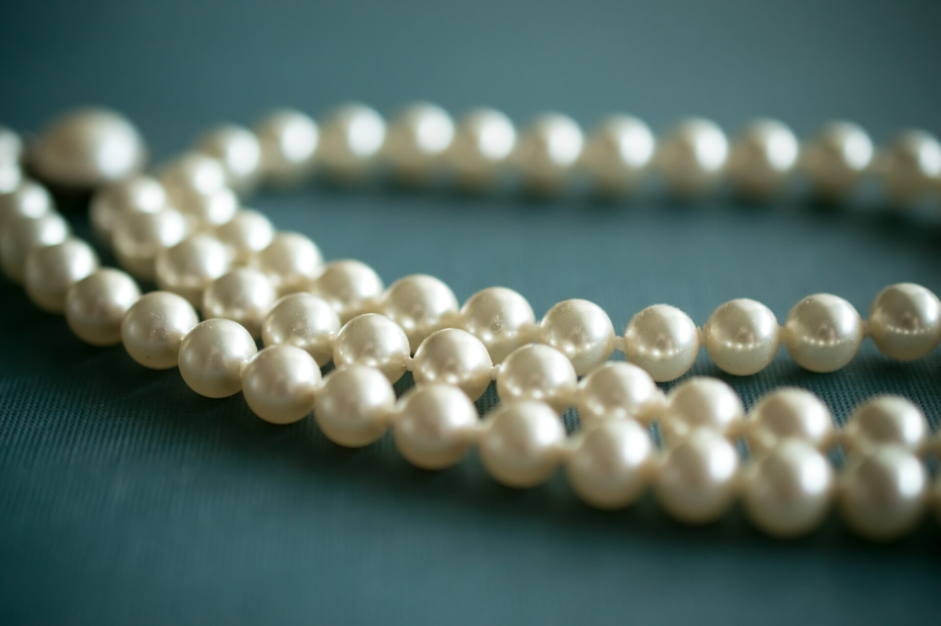 Für die klassische Perlenkette ist Frau niemals zu alt und daher auch mit 59plus noch ein wunderbares Geschenk.