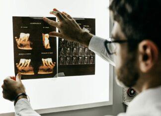 Warum sind Zahnimplantate in der Türkei billiger? Zahnimplantate sind modernster Zahnersatz, aber auch entsprechend kostspielig. Bildquelle: © Jonathan Borba / Unsplash.com