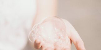 Leicht reizbare Haut: Welche Pflegemittel helfen? Die richtigen Pflegemittel verhelfen gereizter Haut schnell dazu wieder Ruhe zu finden. Bildquelle: © Matthew Tkocz / Unsplash.com