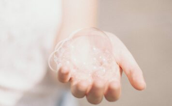 Leicht reizbare Haut: Welche Pflegemittel helfen? Die richtigen Pflegemittel verhelfen gereizter Haut schnell dazu wieder Ruhe zu finden. Bildquelle: © Matthew Tkocz / Unsplash.com