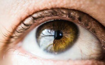 Schlupflider weg ohne OP: 5 effektive Alternativen! Schlupflider sind mit zunehmendem Alter ein Problem das Frauen und Männer durchaus gleichermaßen betrifft. Bildquelle: @ Vanessa Bumbeers / Unsplash.com