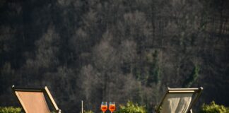 Warum im Campingurlaub nicht auf Luxus und Bequemlichkeit verzichtet werden muss Auch einen Campingurlaub kann man mit einigem Komfort gestalten und entsprechend genießen. Bildquelle: ©Tom Tvr / Unsplash.com