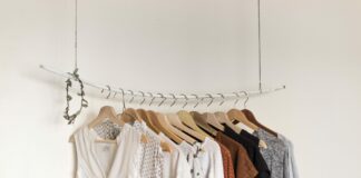 So stellen Sie einfach Ihre nachhaltige Garderobe zusammen! Nicht jeden Trend mitmachen, sondern lieber gut überlegt einkaufen und damit die Garderobe im Kleiderschrank auch ein Stück weit nachhaltig machen. Das ist innovativ und außerdem preiswert. Bildquelle: © Priscilla du Preez / Unsplash.com
