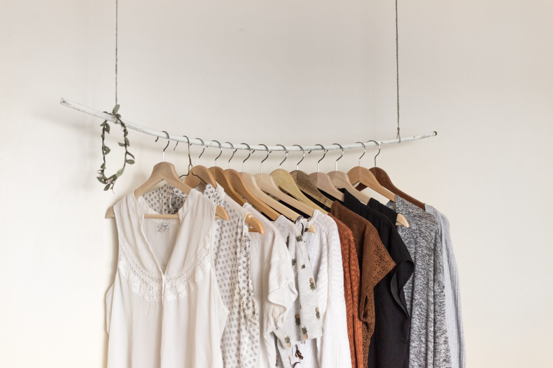 Nicht jeden Trend mitmachen, sondern lieber gut überlegt einkaufen und damit die Garderobe im Kleiderschrank auch ein Stück weit nachhaltig machen. Das ist innovativ und außerdem preiswert. Bildquelle: © Priscilla du Preez / Unsplash.com
