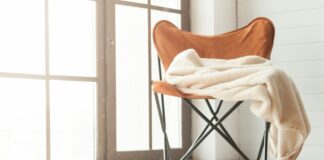 Teppichboden, was sind die Vor- und Nachteile? Mit Hilfe eines Teppichs schafft man in sehr nüchternen Räumen direkt einen Hauch von Gemütlichkeit. Bildquelle: © Tetiana Shyshkina / Unsplash.com