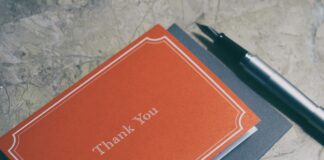 Danksagung nach Todesfall – So gelingt die stilvolle Geste Der sicherlich häufigste Weg sich für die Trauerbekundungen zu bedanken ist die Karte. Bildquelle: © Aaron Burden / Unsplash.com