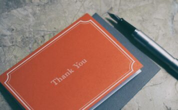 Danksagung nach Todesfall – So gelingt die stilvolle Geste Der sicherlich häufigste Weg sich für die Trauerbekundungen zu bedanken ist die Karte. Bildquelle: © Aaron Burden / Unsplash.com