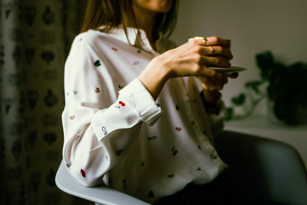 Die Bluse hat eine lange Tradition in der Modewelt und ist aus dieser nicht mehr weg zu denken. Bildquelle: © Jarek Ceborski / Unsplash.com