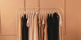 Die Blusen-Trends für den Herbst – Was macht Blusen zeitlos? Wir zeigen Ihnen die Trends für Blusen in der Saison 2022/23: Bildquelle: © Piotr Szulawski / Unsplash.com