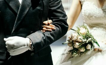 So gelingt die stilsichere und humorvolle Hochzeitsrede als Brautvater Es ist eigentlich immer ein sehr emotionaler Moment, wenn der Brautvater seine Tochter an den zukünftigen Ehemann übergibt. Bildquelle: © Insung Yoon / Unsplash.com