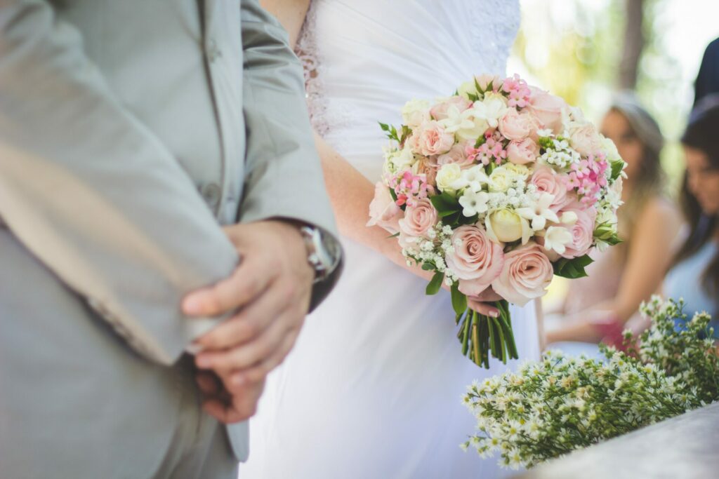 Die Hochzeit der eigenen Tochter, ist vor allem für den Brautvater ein ganz besonderer Moment. Bildquelle: © Luis Tosta / Unsplash.com