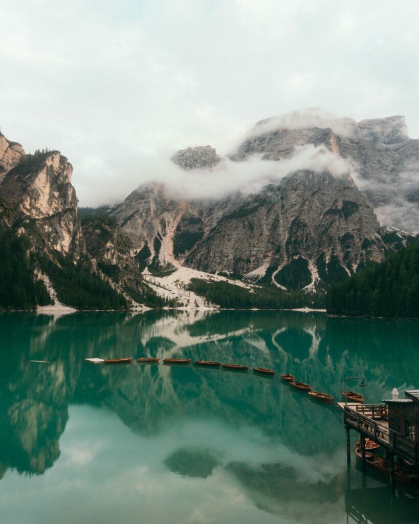 Der Prager Wildsee ist auf jeden Fall einen Besuch wert und gehört zu den Höhepunkten in der Region Bozen. Bildquelle: © Michael Shannon / Unsplash.com