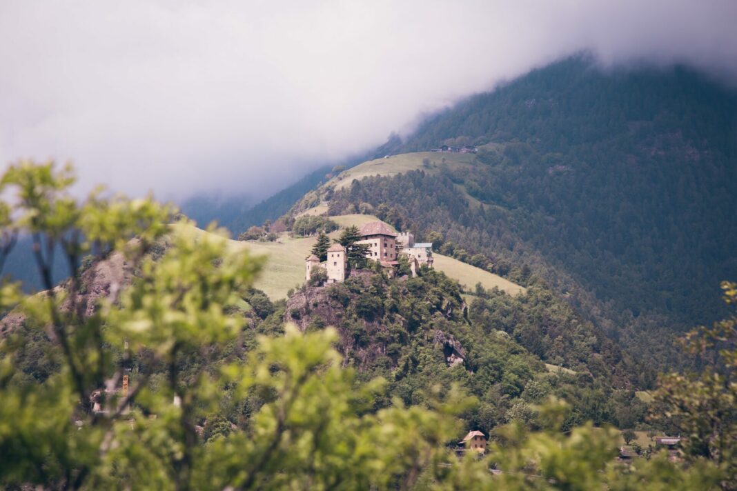 Schlösser, Seen und malerische Städte machen einen Urlaub in Südtirol unvergesslich. Bildquelle: © Klaus Huber / Unsplash.com