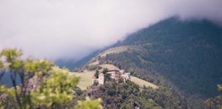 Südtirol entdecken: Es warten viele Möglichkeiten Schlösser, Seen und malerische Städte machen einen Urlaub in Südtirol unvergesslich. Bildquelle: © Klaus Huber / Unsplash.com