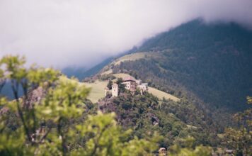 Südtirol entdecken: Es warten viele Möglichkeiten Schlösser, Seen und malerische Städte machen einen Urlaub in Südtirol unvergesslich. Bildquelle: © Klaus Huber / Unsplash.com