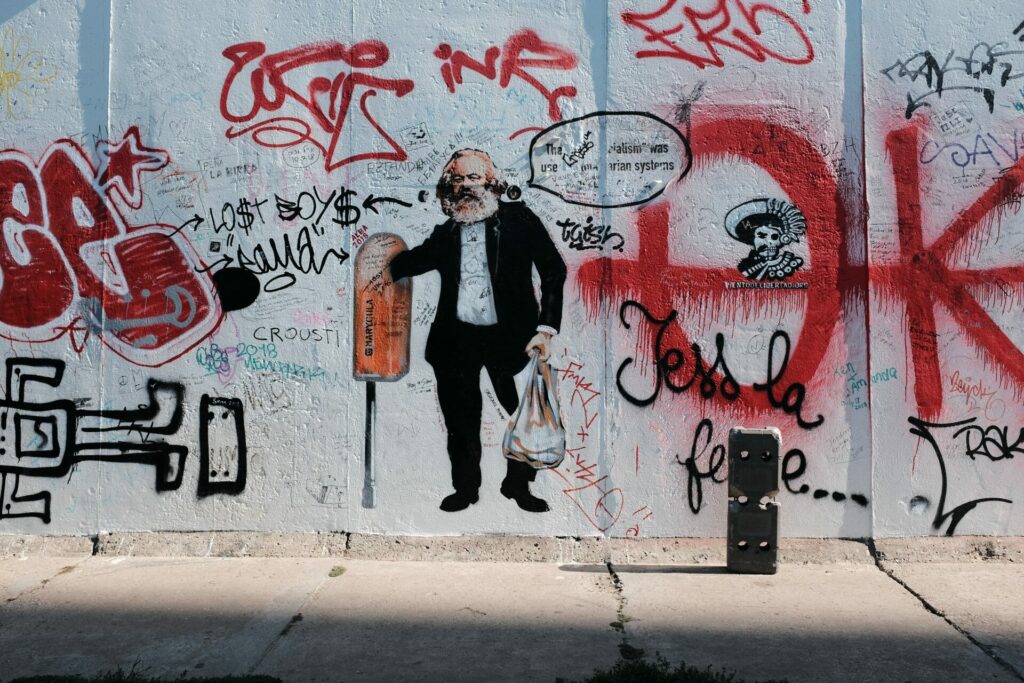 Ein Besuch in Berlin bedeutet auch unweigerlich ein Besuch an der Berliner Mauer - gern auch mit dem Fahrrad. Bildquelle: © Dima Kolesnyk / Unsplash.com