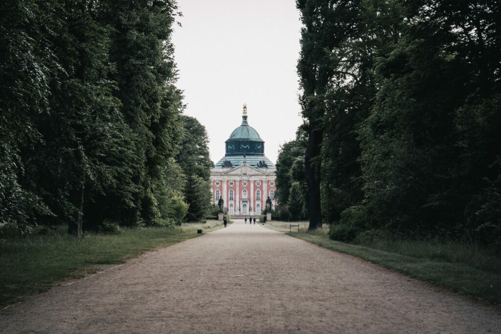 Berlin bedeutet auch unweigerlich ein Besuch in Potsdam und dem wunderschönen Schloss Sancoussi. Bildquelle: © Leon Seibert / Unsplash.com