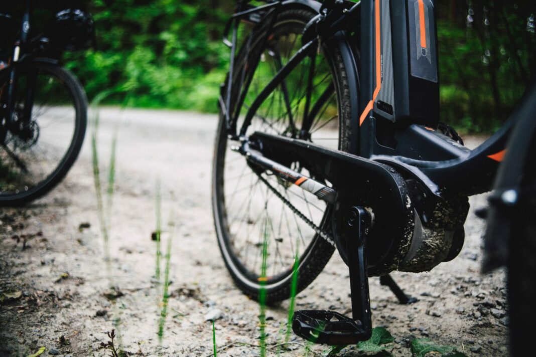 Mit dem E-Bike lassen sich auch weiter entfernte Ausflugsziele ganz leicht erreichen. Bildquelle: © Markus Spiske / Unsplash.com