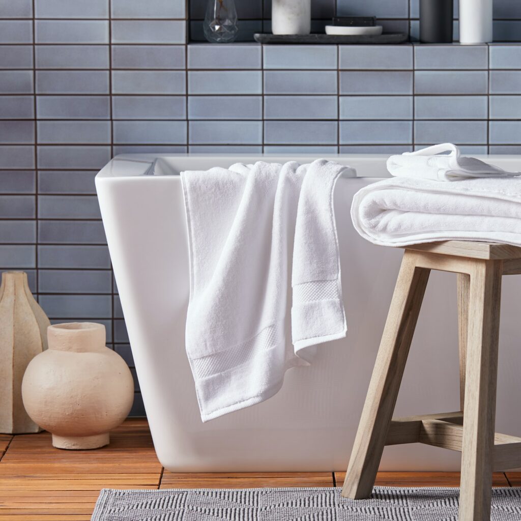 Jedes Badezimmer lässt sich vor allem durch schöne Handtücher aufpeppen. Bildquelle: © Nathaniel Kohfield / Unsplash.com