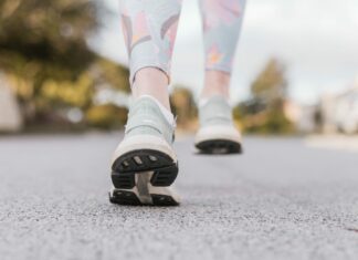 Sturz im Alter: Wie Bewegung und Gehen anschließend wieder gelingen Nach einem schweren Sturz muss man das Laufen erst wieder lernen. Ganz wichtig ist auf jeden Fall die richtige Belastung, um Folgeschäden zu vermeiden. Bildquelle: © Sincerely Media / Unsplash.com