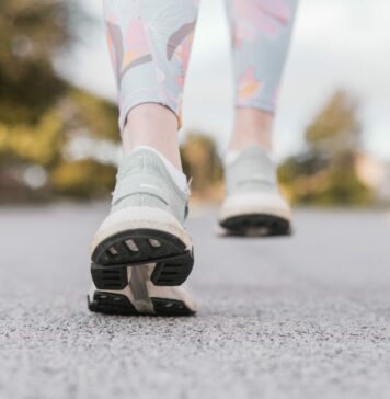 Sturz im Alter: Wie Bewegung und Gehen anschließend wieder gelingen Nach einem schweren Sturz muss man das Laufen erst wieder lernen. Ganz wichtig ist auf jeden Fall die richtige Belastung, um Folgeschäden zu vermeiden. Bildquelle: © Sincerely Media / Unsplash.com