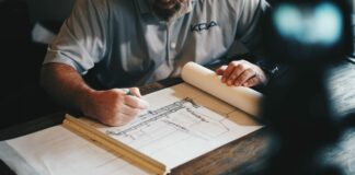 Pfostenträger verstellbar: Vom sandigen Hügel zur ebenen Terrasse Dank einer richtigen und durchdachten Planung gelingt der Terrassenbau ganz sicher. Bildquelle: © Daniel McCullough / Unsplash.com