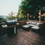 Dank verstellbarer Pfosten lassen sich Unebenheiten beim Terrassenbau ganz leicht ausgleichen. Bildquelle: © Jonathan Cooper / Unsplash.com