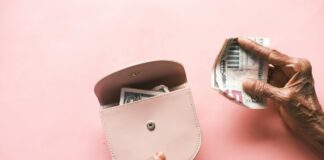 Ermäßigungen für Rentner: 6 wertvolle Tipps mit verschiedenen Möglichkeiten zum Sparen Für den ein oder anderen Rentner unter uns, bedeuten die aktuellen Zeiten auch eine ganz besondere finanzielle Herausforderung. Bildquelle: © Towfiqu Barbhuiya / Unsplash.com