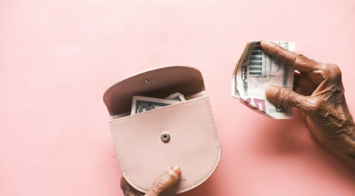 Ermäßigungen für Rentner: 6 wertvolle Tipps mit verschiedenen Möglichkeiten zum Sparen Für den ein oder anderen Rentner unter uns, bedeuten die aktuellen Zeiten auch eine ganz besondere finanzielle Herausforderung. Bildquelle: © Towfiqu Barbhuiya / Unsplash.com