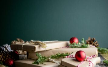 Schmuck der Freude bereitet – nach wie vor ein schönes Weihnachtsgeschenk Uhren oder Schmuck stehen als Weihnachtsgeschenk noch immer ganz oben auf den Wunschzetteln. Bildquelle: © Mel Poole / Unsplash.com