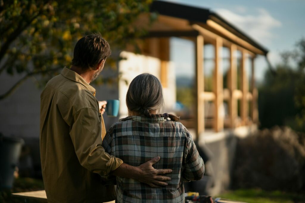 Auch als Paar darf man sich mal eine kleine Pause voneinander gönnen. Da ist das Gartenhaus als Me-Space durchaus eine mit der ersten Adressen. Bildquelle: © Getty Images / Unsplash.com