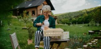 Me-Space für Best Ager Das kleine Gartenhaus bekommt immer mehr Bedeutung als Rückzugsort und Me-Space. Bildquelle: © Getty Images / Unsplash.com