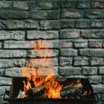 Auch im Außenbereich eignet sich Birkenholz ganz wunderbar für den Grill oder für die offene Feuerschale. Bildquelle: © Ioann Mark Kuznietsov / Unsplash.com