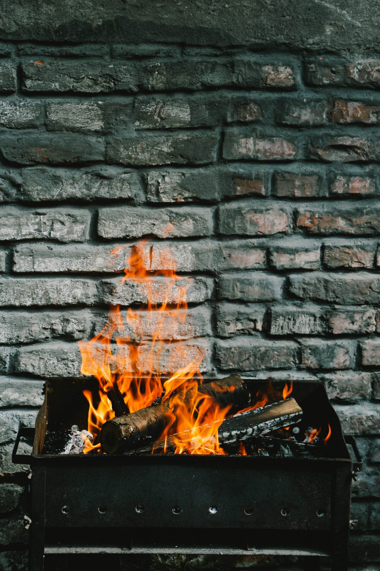 Mit einem Kamin oder Ofen und ausreichend Brennholz kann man den Winter ganz gemütlich verbringen. Bildquelle: © Annie Spratt / Unsplash.com