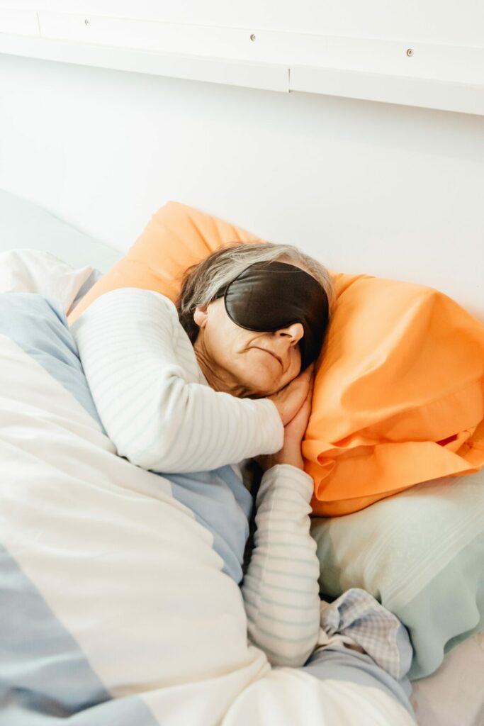 Vor allem die Generation 59plus hat häufig mit Schlafbeschwerden zu tun. Hier können CBD Tropfen eine wertvolle und natürliche UNterstützung sein. Bildquelle: © Ave / Unsplash.com