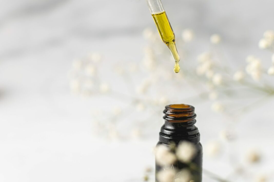 CBD oder auch Cannabidiol Tropfen erahlten immer mehr Einzug in unserer Hausapotheke. Bildquelle: © Crystalweed Cannabis / Unsplash.com