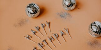 Ehrentage feiern, wie sie fallen: So werden Geburtstage zum vollen Erfolg Manche Ehrentage wollen auch ganz besonders gefeiert werden. Wie wäre es denn mal mit einer Motto Party? Bildquelle: © Kateryna Hliznitsova / Unsplash.com