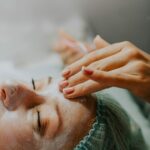 Spätestens bei Besuch einer Kosmetikerin werden Hautunreinheiten wie Mitesser entfernt. Bildquelle: © Kateryna Hliznitsova / Unsplash.com