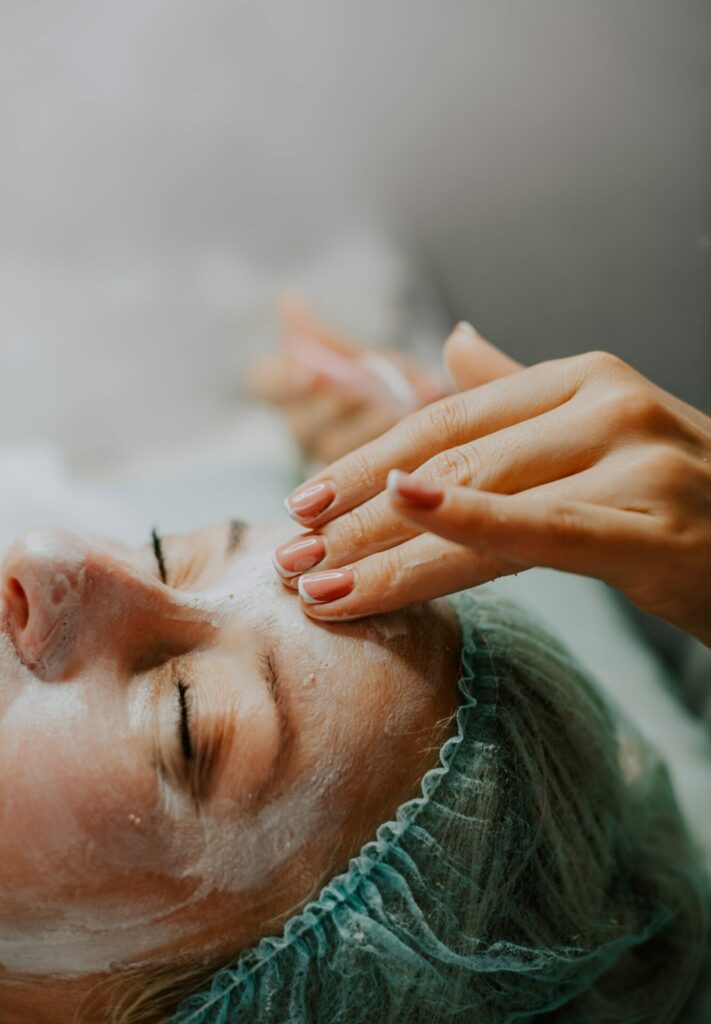Spätestens bei Besuch einer Kosmetikerin werden Hautunreinheiten wie Mitesser entfernt. Bildquelle: © Kateryna Hliznitsova / Unsplash.com