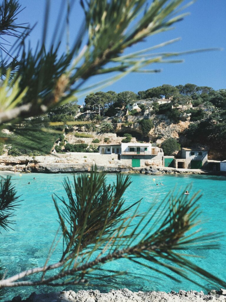 Mallorca als Reiseziel reizt mit traumhaften Buchten und einem guten Maß an Kultur. Bildquelle: © Marc Schadegg / Unsplash.com