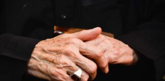 Altersflecken auf den Händen entfernen mit diesen 4 Hausmitteln Altersflecken sind ein typisches Erscheinungsbild im Alter und betrifft Damen wie Herren in gleichem Maße. Bildquelle: Mhrezaa / Unsplash.com