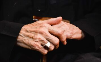 Altersflecken auf den Händen entfernen mit diesen 4 Hausmitteln Altersflecken sind ein typisches Erscheinungsbild im Alter und betrifft Damen wie Herren in gleichem Maße. Bildquelle: Mhrezaa / Unsplash.com