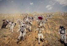 laif Genossenschaft: In der Genossenschaft Gutes tun Umweltaktivisten stürmen über die Tagebaukante in den Tagebau Garzweiler. Alle Bagger werden abgeschaltet. Bildquelle: © David Klammer / laif.de