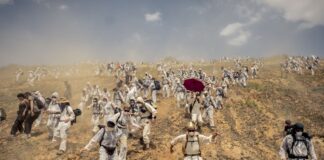 laif Genossenschaft: In der Genossenschaft Gutes tun Umweltaktivisten stürmen über die Tagebaukante in den Tagebau Garzweiler. Alle Bagger werden abgeschaltet. Bildquelle: © David Klammer / laif.de