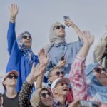 Besucher beobachten die Flugschau mit Kampfjets auf dem Teknofest 2023 in Ankara. Das Teknofest Luft- und Raumfahrt- und Technologiefestival ist die wichtigste öffentlich zugängliche türkische Technologieveranstaltung, auf der die neuesten technischen Erfindungen und Produkte der Hochtechnologie und Waffentechnik aus der Türkei vorgestellt werden. Bildquelle: © Murat Tueremis / laif.de