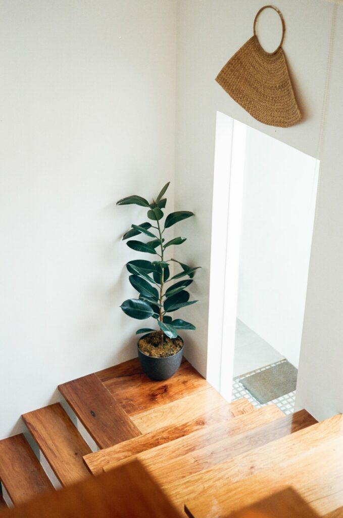 Die Treppe aus Holz sieht aus wie neu, wenn sie mal abgeschliffen und neu versiegelt wurde. Bildquelle: © Ed Inal / Unsplash.com