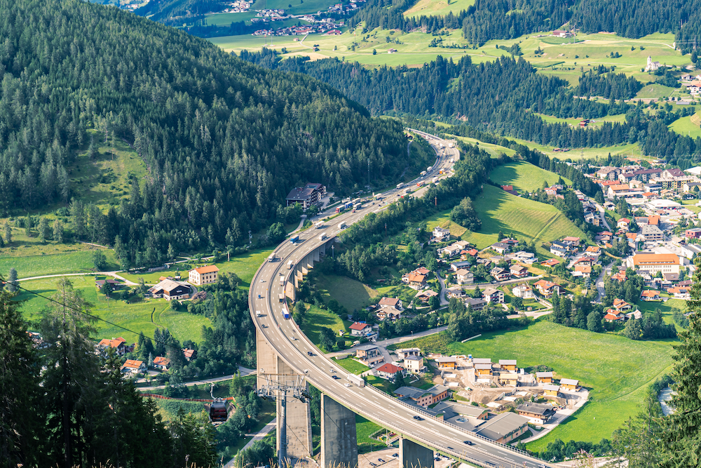 In vielen europäischen Ländern besteht eine Mautpflicht auf den Autobahnen und es müssen Gebühren für die Nutzung entrichtet werden. Bildquelle: -Image_Picker_1